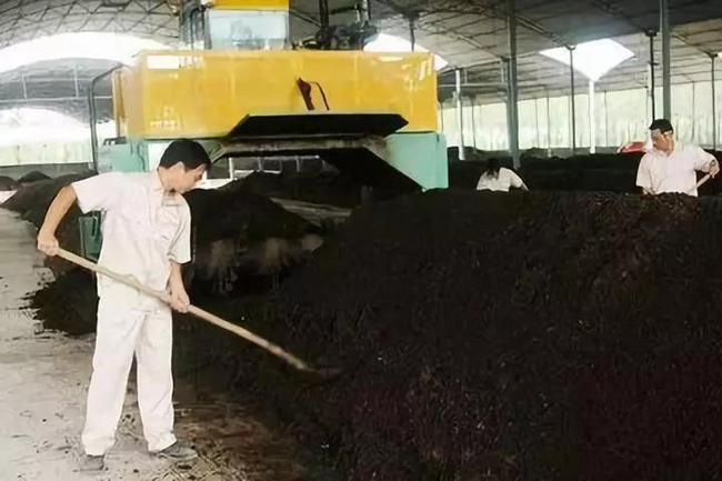 禽粪有机肥生产国家补贴对象、申报条件、流程、考核(图1) 有机肥翻抛现场