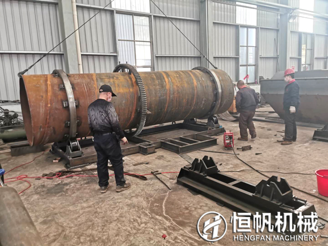 郑州开云kaiyun网页版官网机械员工佩戴口罩进行工作