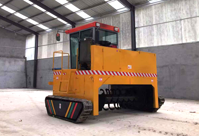 在有机肥生产设备中翻堆机有什么作用?在使用时需要注意什么?(图1) 履带翻堆机