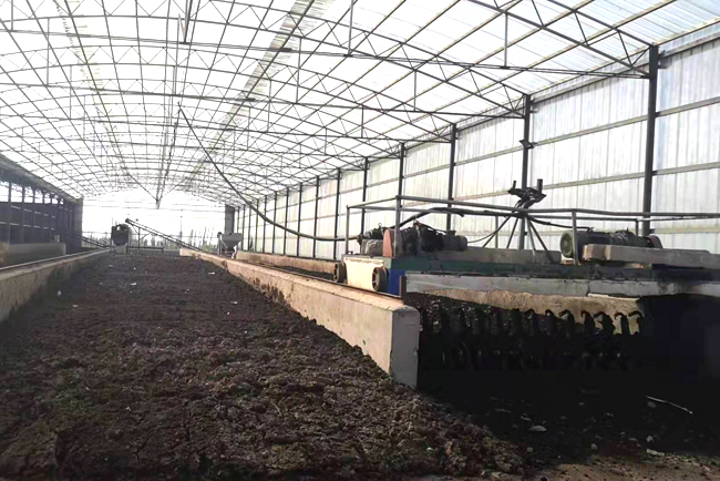 在有机肥生产设备中翻堆机有什么作用?在使用时需要注意什么?(图2) 翻堆机