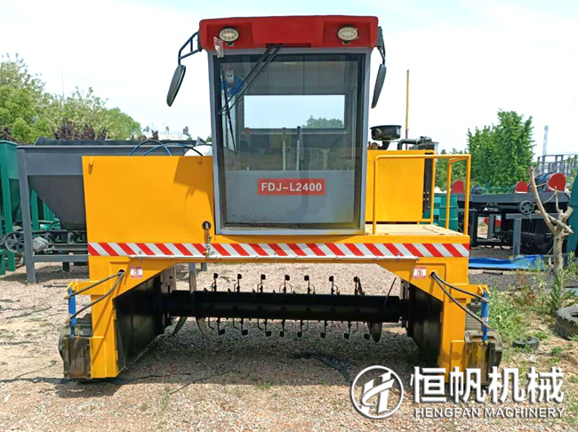 有机肥翻堆机(翻抛机)设备多少钱?(图2) 履带翻堆机